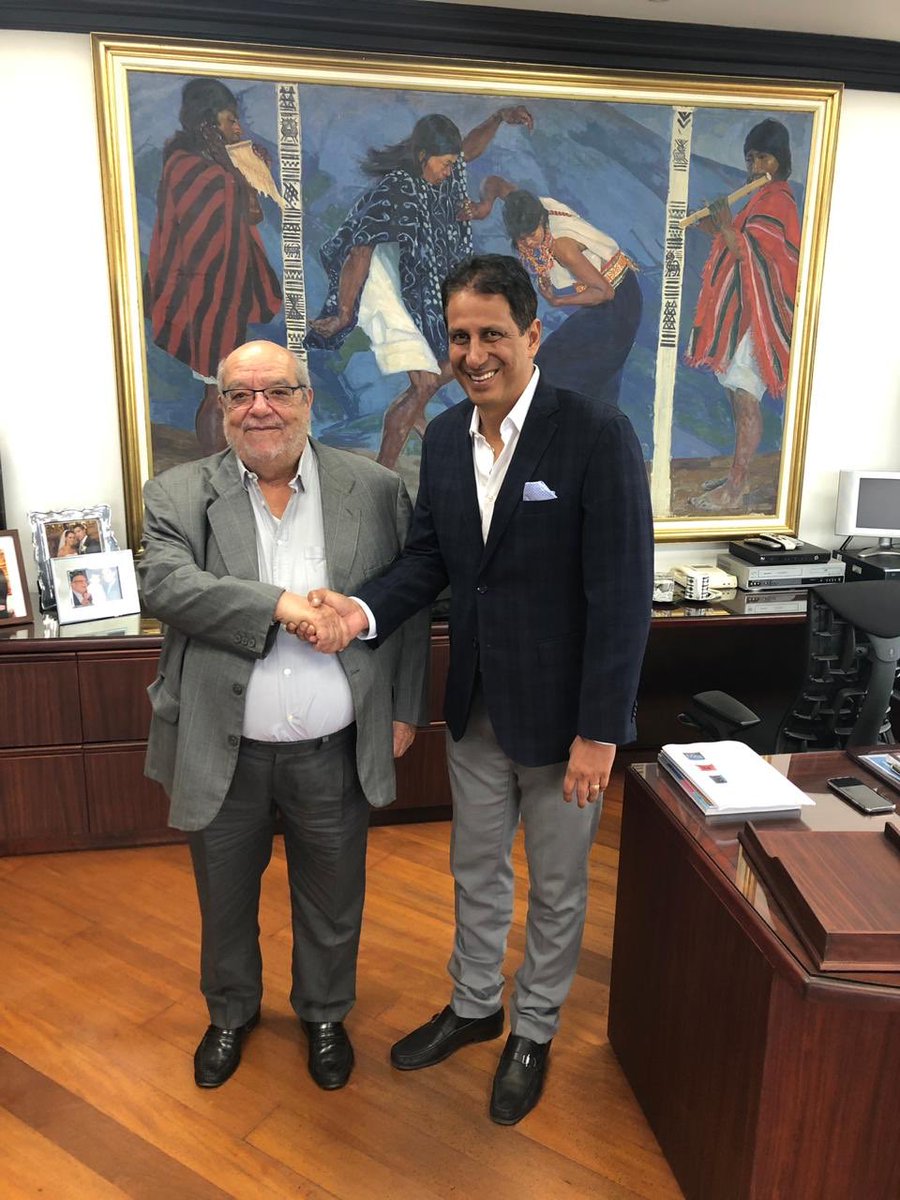 panchocevallosv's tweet image. Hoy nos reunimos con el Dr. Fidel Egas @FEGASG, principal del @bancopichincha, uno de los socios estratégicos más importantes de @barcelonasc, planificando las estrategias para el porvenir de la institución. 🤝⭐️⚽️💛