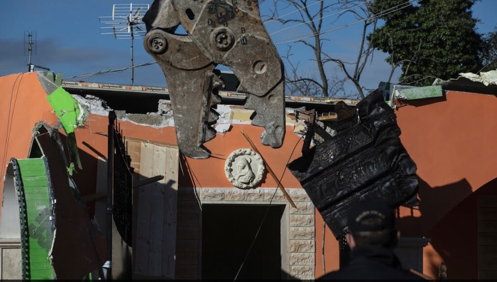 LegambienteLa's tweet photo. #abbattilabuso AMBIENTE E LEGALITÀ Bene gli abbattimenti a #Roma, le ruspe nella capitale devono buttare giù TUTTE LE CASE ABUSIVE quelle legate alla malavita, quelle in zone a rischio idrogeologico e quelle che deturpano l’ambiente
https://t.co/mqXSfkbCak https://t.co/fKgxKOARxj