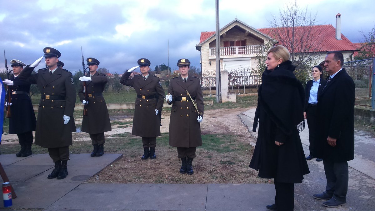 #Škabrnja: <a href="/KolindaGK/">Kolinda Grabar-Kitarović</a> odaje počast žrtvama. <a href="/novahr/">Nova TV</a> <a href="/DNEVNIKhr/">DNEVNIK.hr</a>