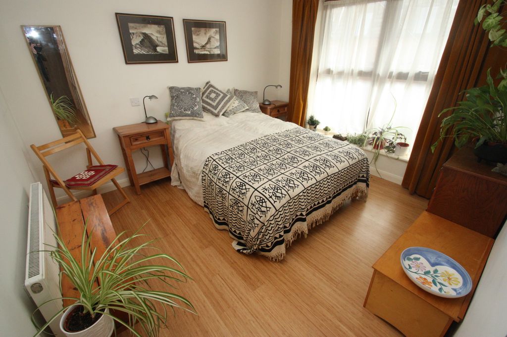 New Property:  Large 2 double bedroom | In the heart of Shoreditch |1000+ sqft | A short walk from liverpool street station | Open plan kitchen | 2 Bathroom | Available from the 20th January | #newproperties #property #apartmenthunting