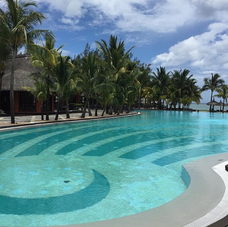 MissFranceO's tweet photo. Les candidates sont bien arrivées sous le soleil de l’Île Maurice ! ☀️ Hôtel paradisiaque, de nombreux cadeaux et un programme chargé, que le séjour commence ! 👑 #MissFrance2019 #Mauritius https://t.co/b44NlBUpe0