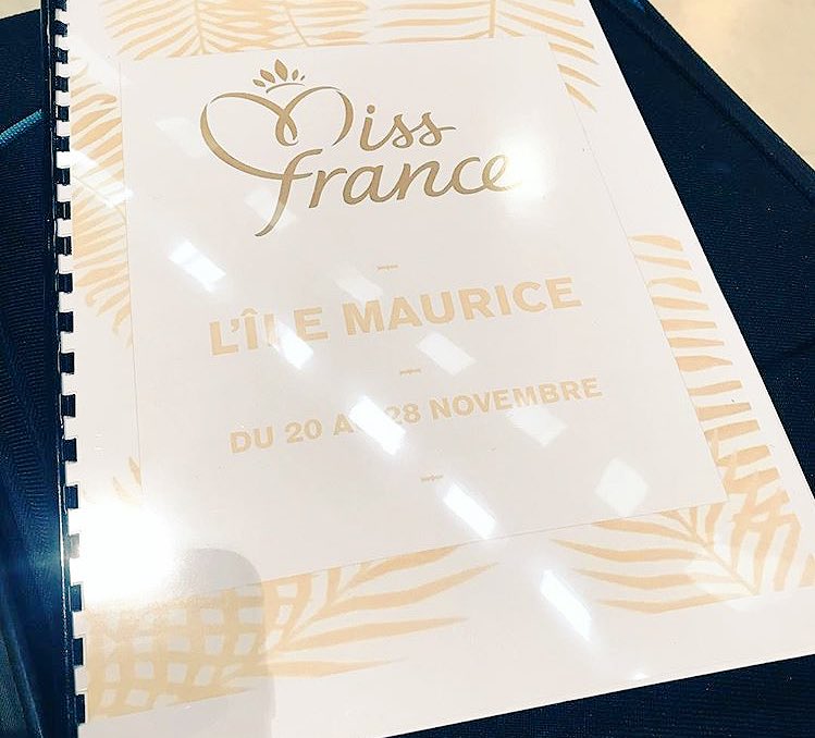 MissFranceO's tweet photo. Les candidates sont bien arrivées sous le soleil de l’Île Maurice ! ☀️ Hôtel paradisiaque, de nombreux cadeaux et un programme chargé, que le séjour commence ! 👑 #MissFrance2019 #Mauritius https://t.co/b44NlBUpe0