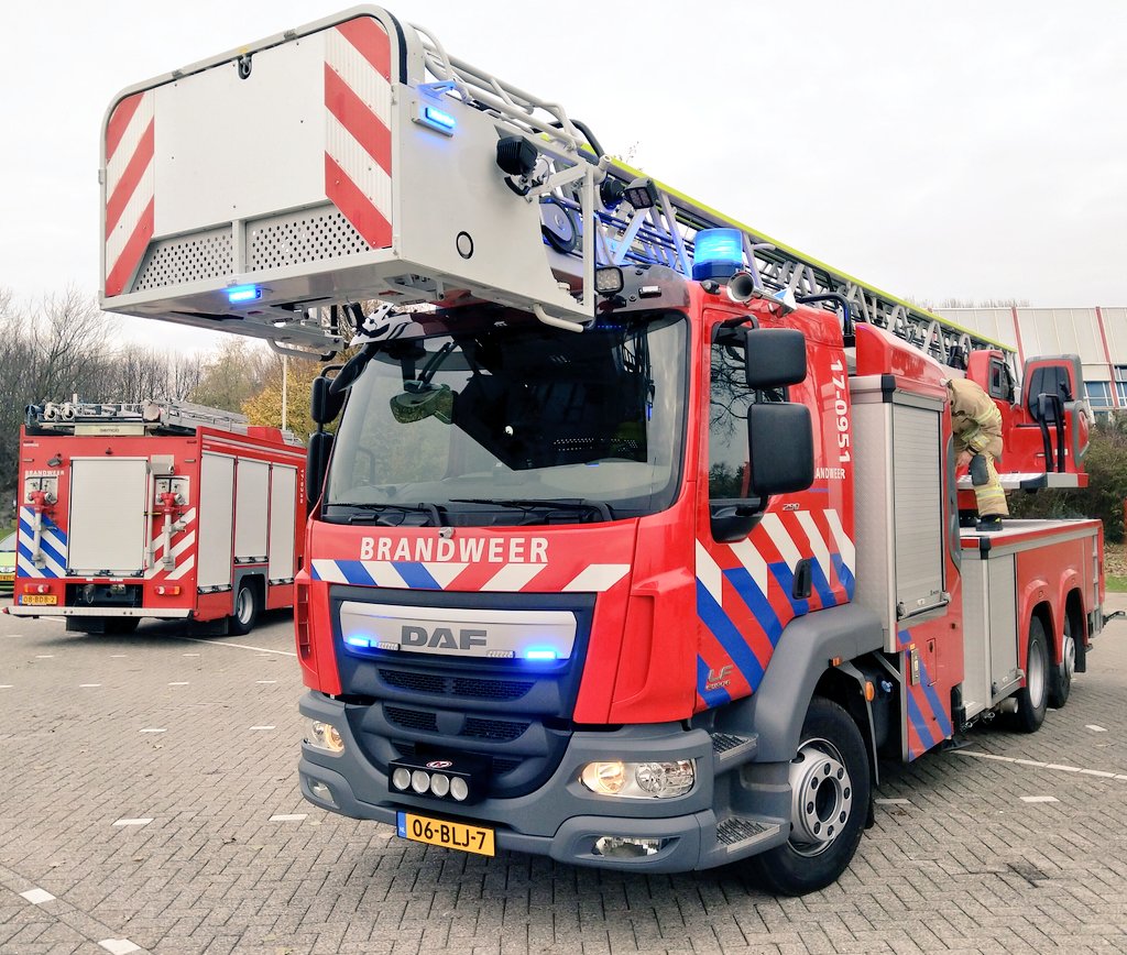 KazBSL's tweet photo. Eerder deze week was onze vertrouwde #autoladder #AL31-1 uit dienst genomen en bedankt voor bewezen diensten. Vandaag is onze nieuwe autoladder #170951 in dienst gekomen. @Vr_RR #Kralingen #Crooswijk #Rotterdamfirefighters #brandweer #bomberos #MIRG #SBB https://t.co/PQSy0VDeaD