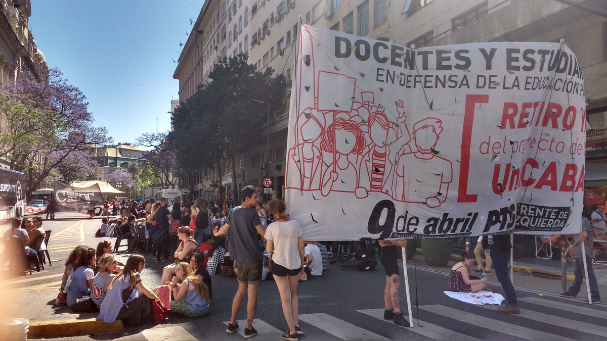 smcassina's tweet photo. Acampe y clase pública en Legislatura. Docentes y futuros maestros  defienden sus Institutos de Formación. Más presupuesto, capacitación, mantenimiento edilicio y respeto a una historia prestigiosa y centenaria. Piden que no desaparezcan sus Profesorados. Dicen #NoALaUNICABA https://t.co/NqOXxYkHKJ