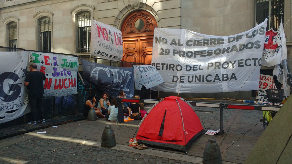 smcassina's tweet photo. Acampe y clase pública en Legislatura. Docentes y futuros maestros  defienden sus Institutos de Formación. Más presupuesto, capacitación, mantenimiento edilicio y respeto a una historia prestigiosa y centenaria. Piden que no desaparezcan sus Profesorados. Dicen #NoALaUNICABA https://t.co/NqOXxYkHKJ