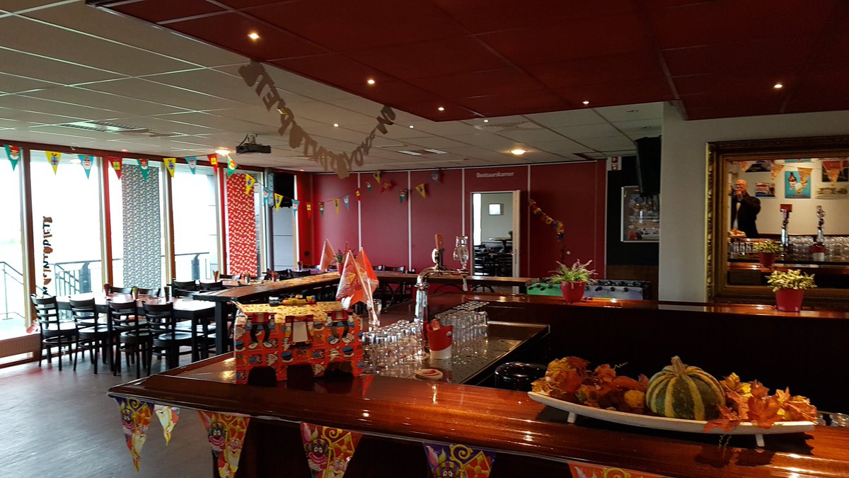 vv_FVC's tweet photo. Het is Sinterklaastijd en de leden van de JO7, JO8 en JO9 teams zijn vanmiddag uitgenodigd voor het feest bij FVC. De eersten springen al hyper in het rond, want zouden Sinterklaas en zwarte Piet ook even langskomen. De kantine is prachtig versierd en klaar voor het feest. #FVC https://t.co/vMLRJqAUbP