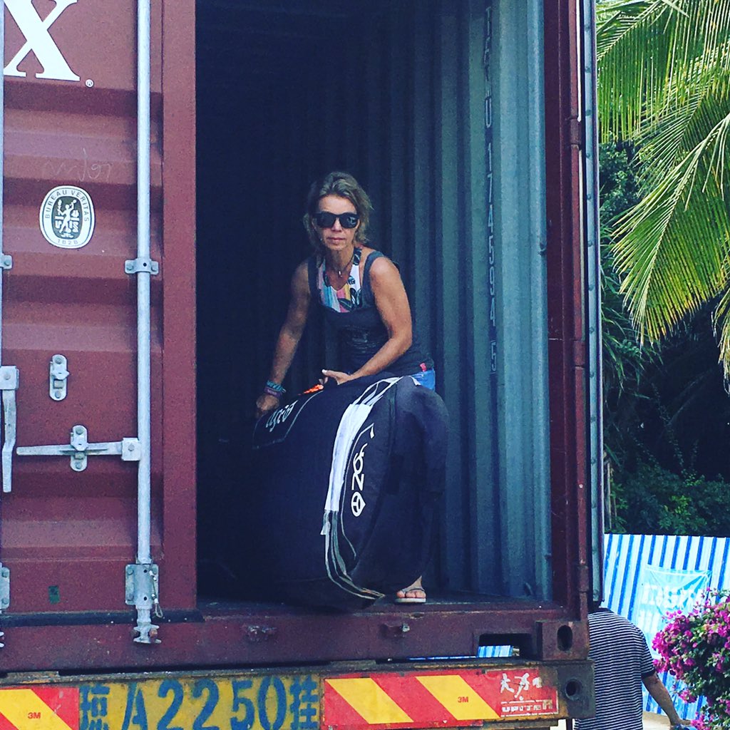 Yieahh !! Next milestone of our China trip for @isasurfing #sup #worldchampionship achieved - our boards got delivered at our hotel from the delayed seafreight container💪😀Right after that catched first nice wave training session since we are here 🏄‍♀️