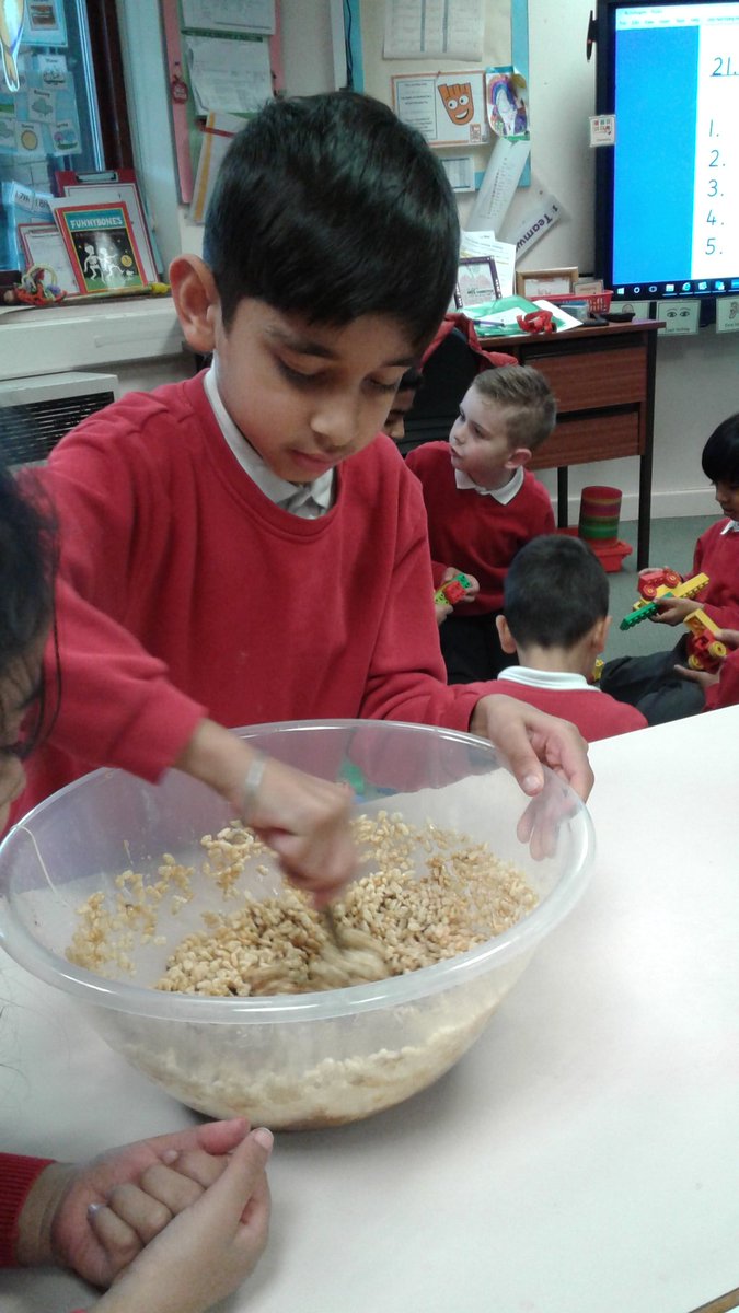 MrsClarkeKMPA's tweet photo. Mars Bar cakes on sale....THIS FRIDAY for 50p. Please come and get them.The Kingfishers enjoyed making them!!!! #cakes #Friyay #marsbarcake @kestrelsfield @MrsGouldingKFP https://t.co/UnUNi317pq