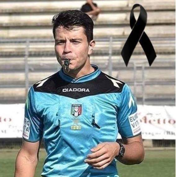 aiabari's tweet photo. Con immenso dolore, la sezione arbitri di Bari piange la prematura scomparsa del giovane collega Antonello Giordano, arbitro di Eccellenza di soli 24 anni.
Alla famiglia Giordano va l'abbraccio di tutti gli Arbitri baresi. https://t.co/lMyAlVXvVD