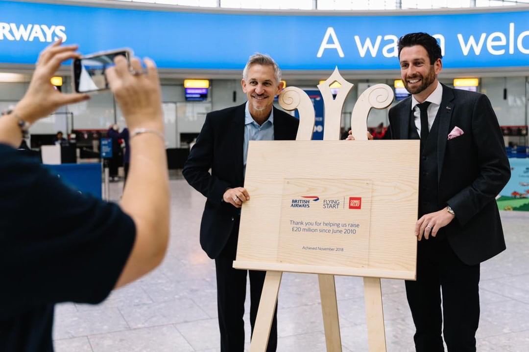 jamieravenmagic's tweet photo. Great time yesterday @HeathrowAirport T5 having fun with the awesome staff @British_Airways ✈️ & the legend that is @GaryLineker ⚽️ to celebrate raising £20million for @comicrelief #FlyingStart20 World Class Airline, World Class fundraising, World Class Plaque 🏆 https://t.co/zK9zgHe2KW