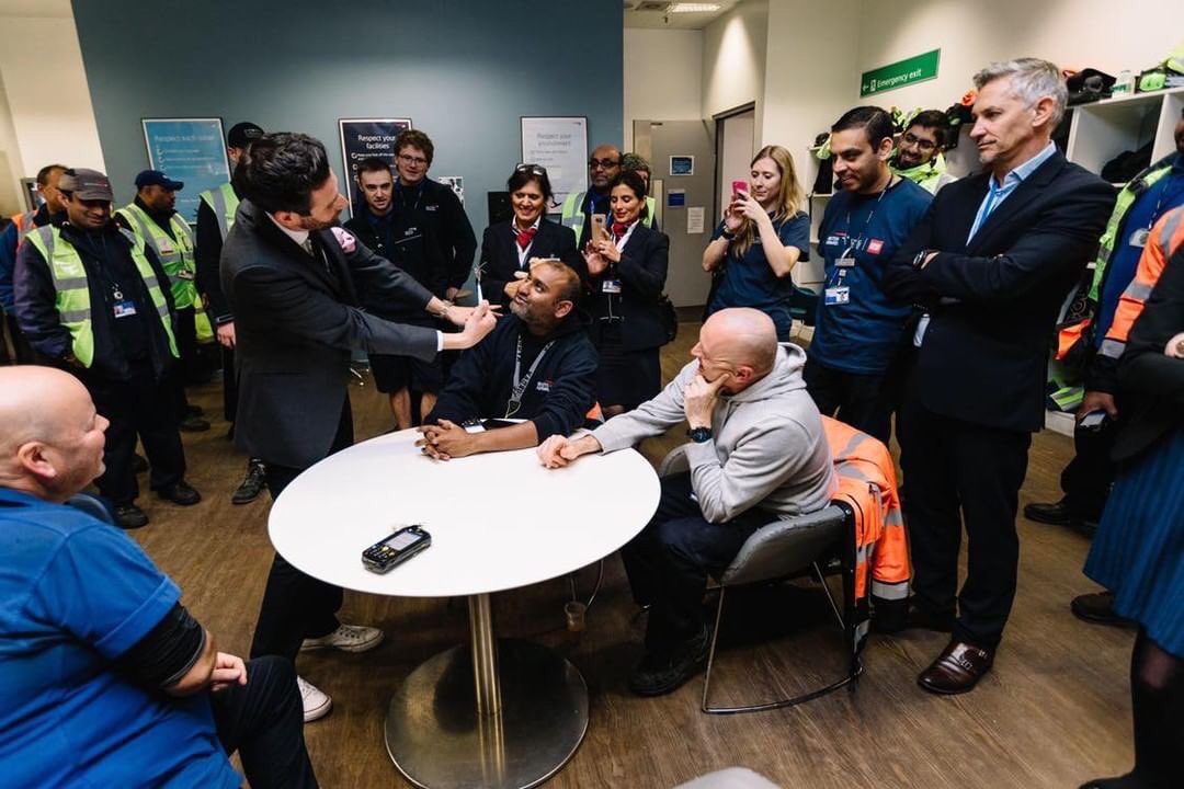 jamieravenmagic's tweet photo. Great time yesterday @HeathrowAirport T5 having fun with the awesome staff @British_Airways ✈️ & the legend that is @GaryLineker ⚽️ to celebrate raising £20million for @comicrelief #FlyingStart20 World Class Airline, World Class fundraising, World Class Plaque 🏆 https://t.co/zK9zgHe2KW