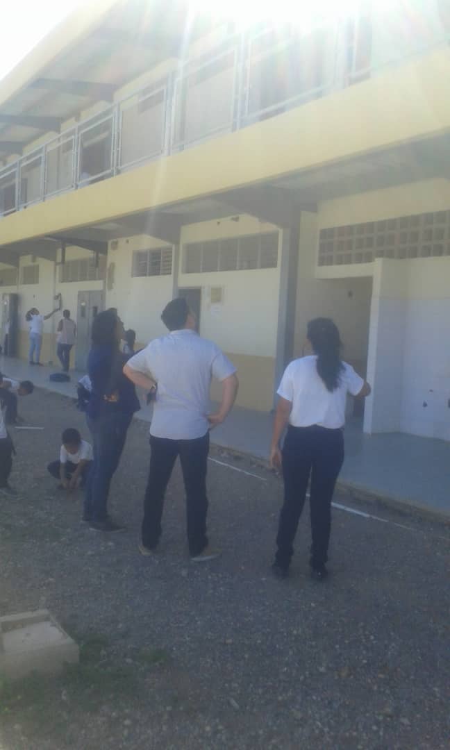 josedavidfalcon's tweet photo. Ayer hicimos la inspección a la Aldea universitaria donde están viendo clases los estudiantes de la escuela básica Los Taques, realizamos un recorrido, nos reunimos y nos comprometimos en el adecuamiento para garantizar la seguridad de los niños y niñas. https://t.co/xVQLsaEHdk