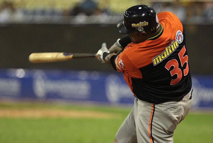 IgnacioSerrano's tweet photo. Luis Jiménez igualó los 97 cuadrangulares del gran Antonio Armas. 

El slugger de #Caribes ocupa ahora la cuarta plaza de todos los tiempos en la pelota venezolana. La nota: https://t.co/O2EytCzo4s https://t.co/9i3Ow0Kemk