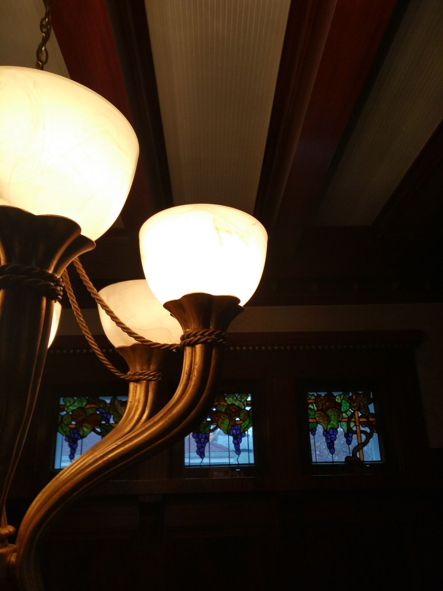KeyholeCastle's tweet photo. I'm happy with how this picture of the dining room light turned out. https://t.co/fiATSMmoAB