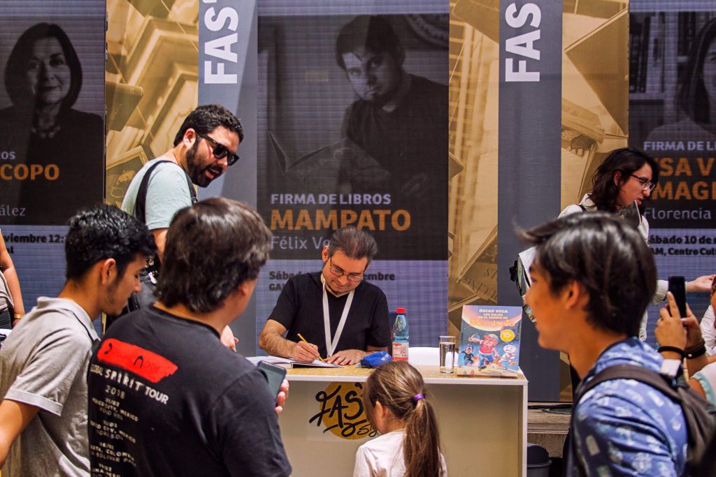 PlanetaLibrosCh's tweet photo. Félix Vega estuvo presentando y firmando ejemplares en #FAS2018 ✍🏻 Las historias perdidas de Mampato ✨
@FelixBuscamares @festdeautores
#LasHistoriasPerdidasDeMampato #CreemosEnLosLibros 📚 https://t.co/l8oHJQ5dg4