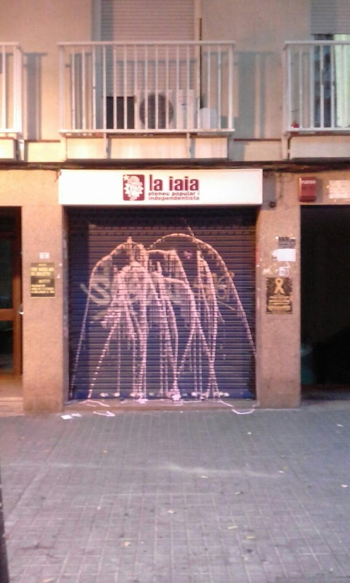 CDRCatOficial's tweet photo. Condemnem les agressions d’aquesta nit contra partits, col·lectius i entitats. La vostra violència no s'atura, però tampoc les nostres ganes de vèncer el règim del 1978.

Estem més vives que mai. Som llavor. Som la revolta. Som República, i #NoPassareu.

#AlertaUltra #NoPassaran https://t.co/uW4x0wKzha