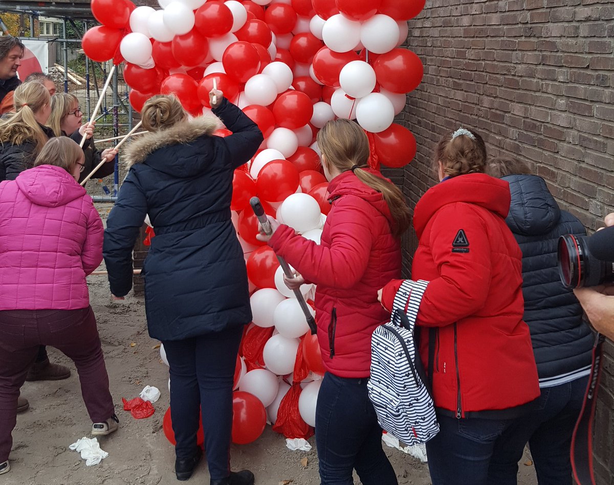 Wat een feest! In de Rank in <a href="/zwijndrecht/">Zwijndrecht.net</a> worden door <a href="/woonkracht10/">Woonkracht10</a> 12 studio's gerealiseerd voor jongeren met een verstandelijke beperking. Vandaag onthulden ze de laatste steen.