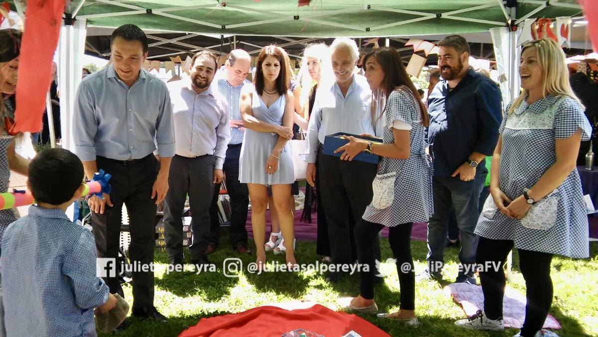 JuliPereyraFV's tweet photo. Dando inicio a esta nueva edición de la 12* Feria del Libro junto al #intendente @Andreswatsonok entregado banderas de #FlorencioVarela a establecimientos educativos. #estoesgestión @VarelaMunicipio #cercatuyo https://t.co/QupIcUtcn7