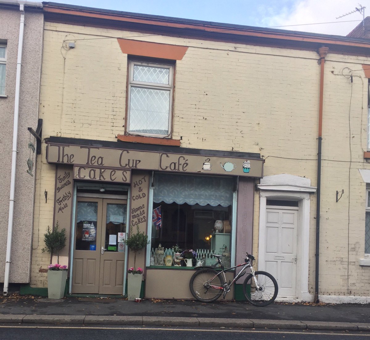 Tea Cup Cafe #droylsden #Manchester serving SOBRIETY with their lovely afternoon tea #sugarfree #lowcalorie #alcoholfree #vegan #glutenfree