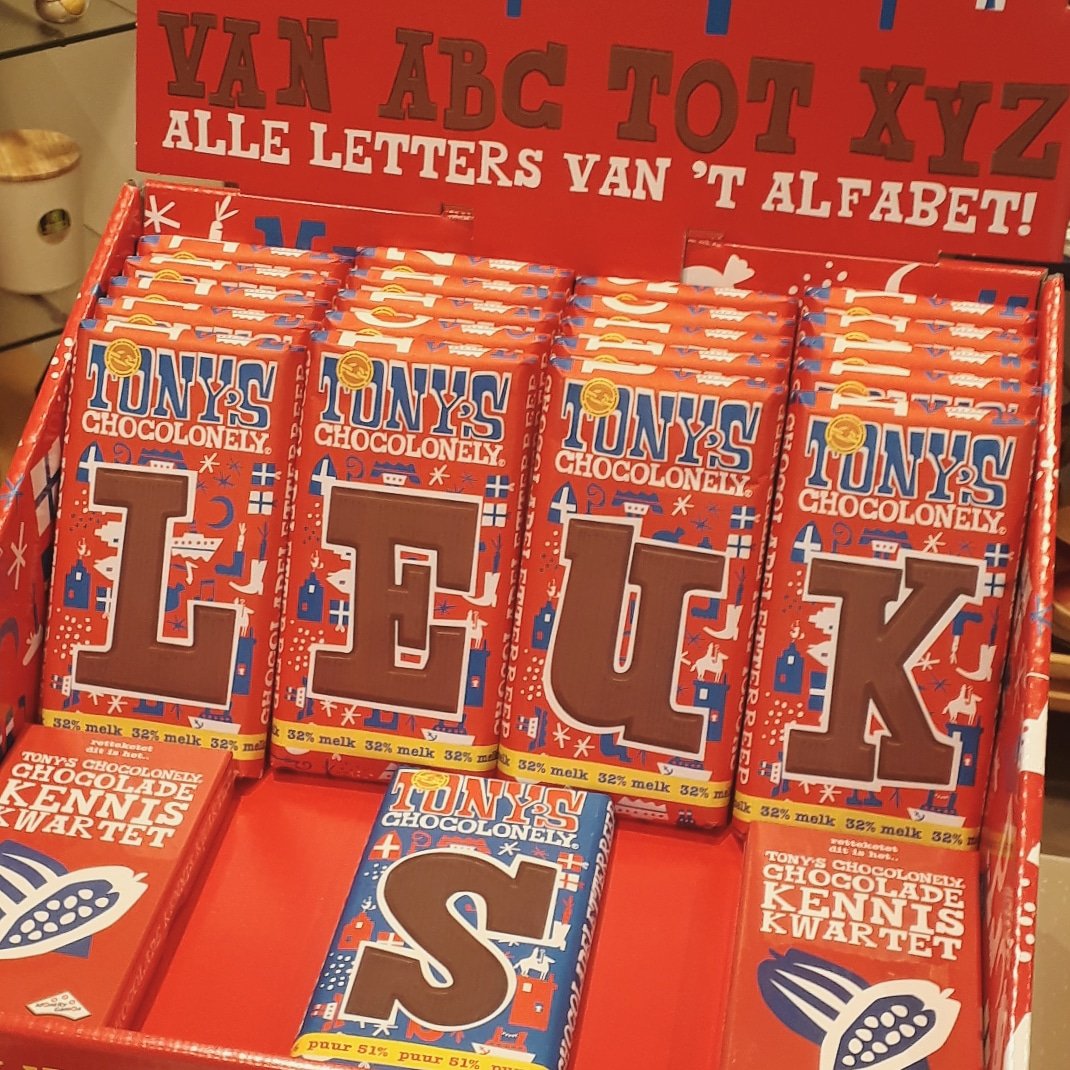 WWNijkerk's tweet photo. Leuk hoor! Het gaat hard met de letterrepen van Tony's! #leuk #tonychocolonely #sinterklaas https://t.co/EaWkjwALhG