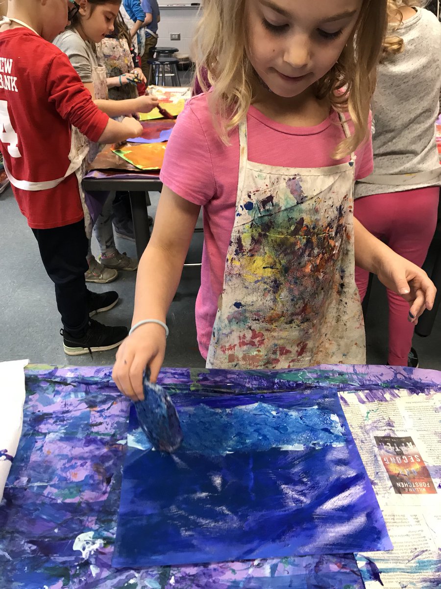 MaryKTapia's tweet photo. How can texture help us describe the amazing qualities of the ocean, lakes, rivers, etc that we observed? 1st grade Ss are discovering! #inquiry #TAB #observe #lyonlearning #WeAreD34 #artsed https://t.co/HHaVEWyAzN