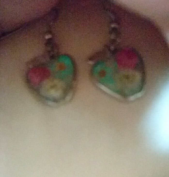 zishou___r's tweet photo. 久しぶりにピアス作った´`*

明るいとこだと普通にお花のピアスだけど
暗いとこで光る砂入れたから
暗いとこだと光ってまた別のピアスに見えるやつ´`*

2枚目、画質悪いけどごめん(　´>ω<)人 https://t.co/J6ikqXe5ib