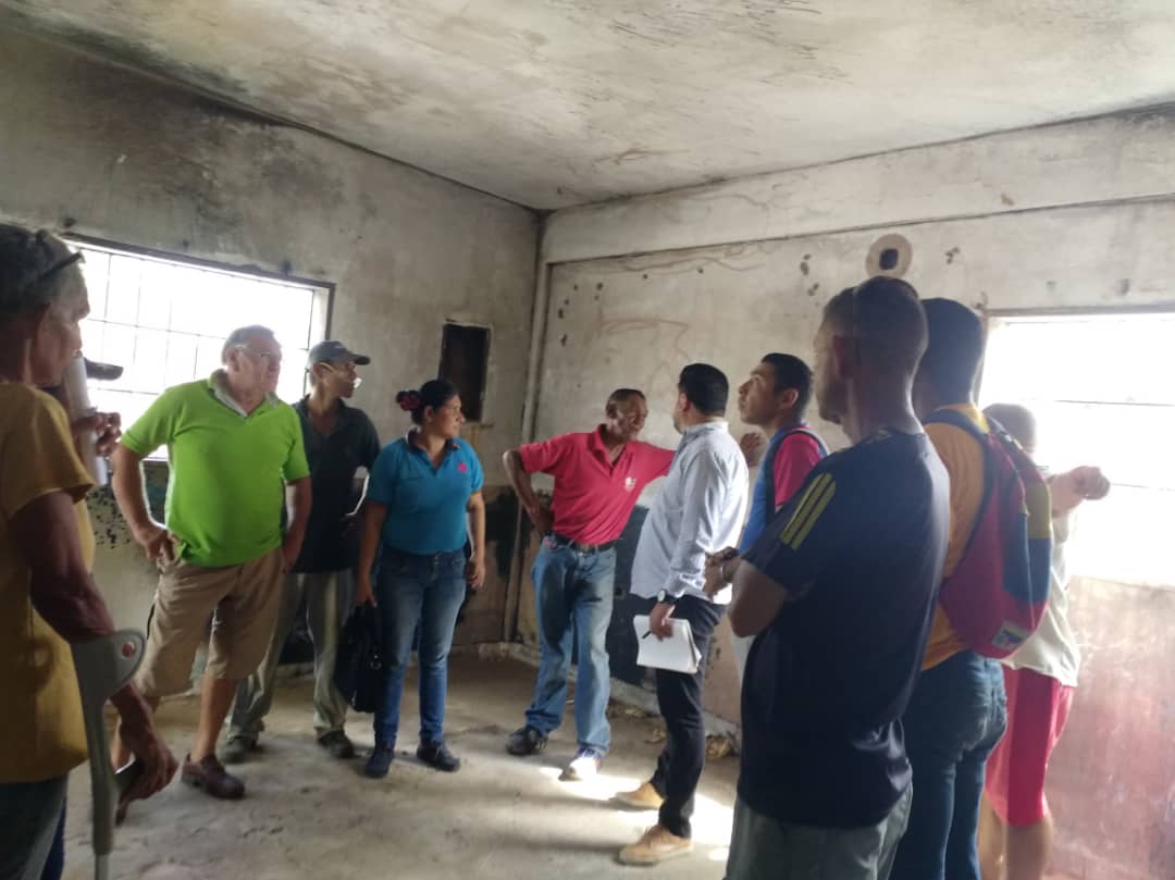 josedavidfalcon's tweet photo. Estamos supervisando los inicios de la recuperación y restauración de la estación policial Negra Hipolita de la comunidad de Creolandia, donde asumimos un compromiso con la comunidad y en los próximos días se estará inaugurado esta importante estación policial. https://t.co/9AFw3rfERK