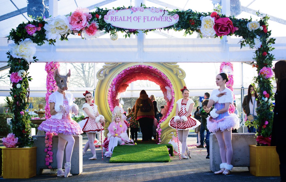 Our dancers met guests as they entered The Nutcracker and the Four Realms @mallcribbs Christmas spectacular last weekend 🌸