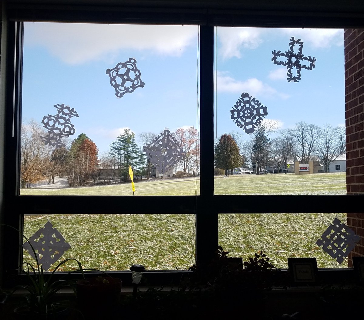 shrader_3rd's tweet photo. Here is one of our classroom windows decorated with snowflakes by Lanessa! Check out her snowflake tutorial in our Twitter feed! https://t.co/eFzaCclpVS