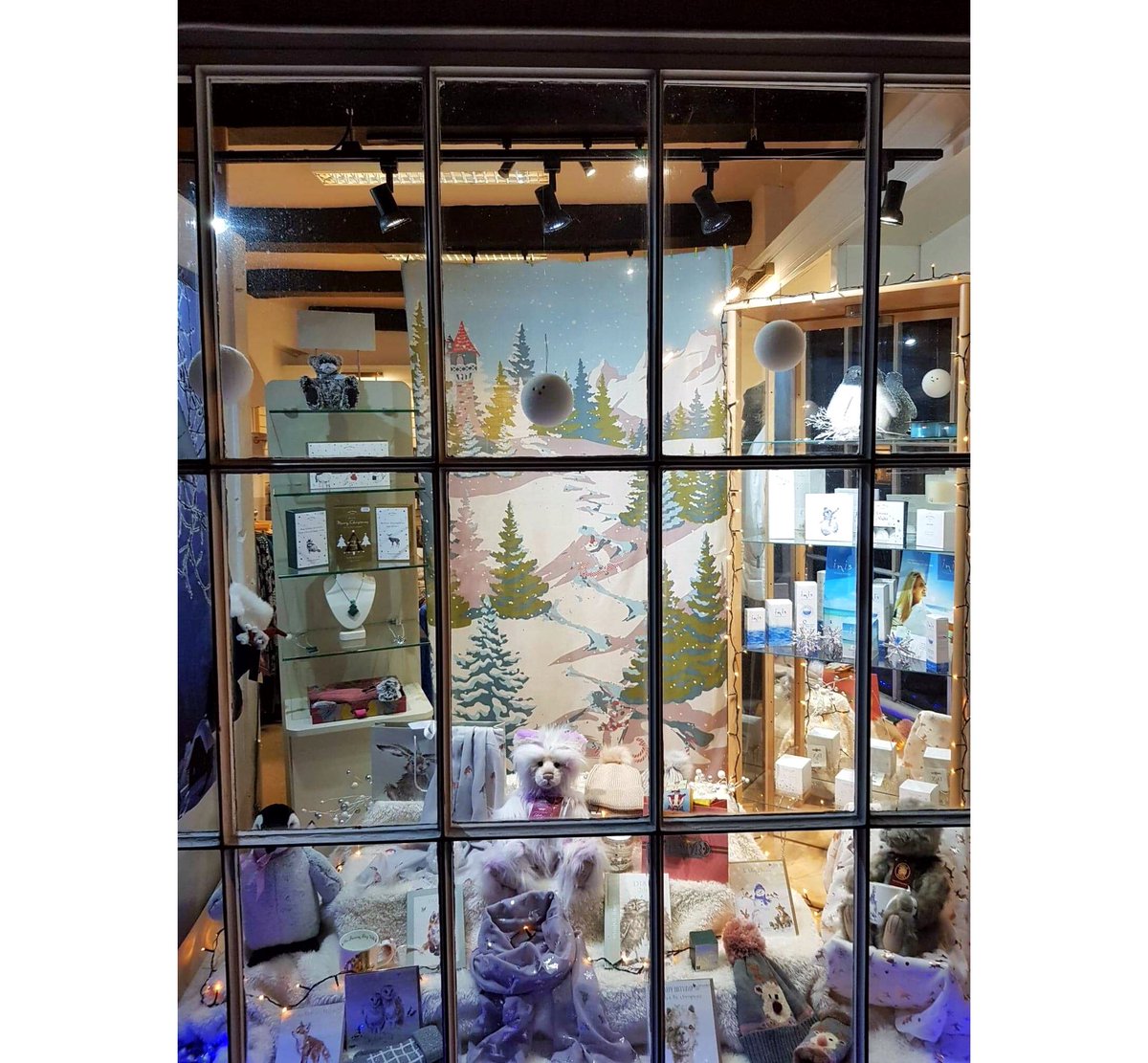 SoniaBeaumaris's tweet photo. We had a lot of fun yesterday designing and putting together the first of our Christmas windows! ๐๐
#beaumaris #anglesey #powderuk #christmas https://t.co/pW1wAa1jbG
