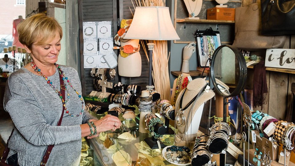 Holiday shopping is right around the corner! Like if you'll support local shops on Small Business Saturday! bit.ly/SouthernIndSma…