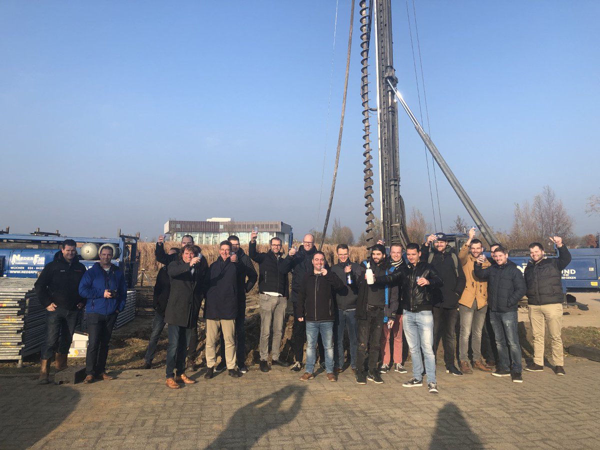 Vanmorgen is de eerste paal voor de nieuwe huisvesting van Exonet B.V. op 7Poort in de grond geboord door eigenaren Robin Mulder en Jesper Weiland. Een bijzonder moment! 7poort.nl/nieuws/eerste-…