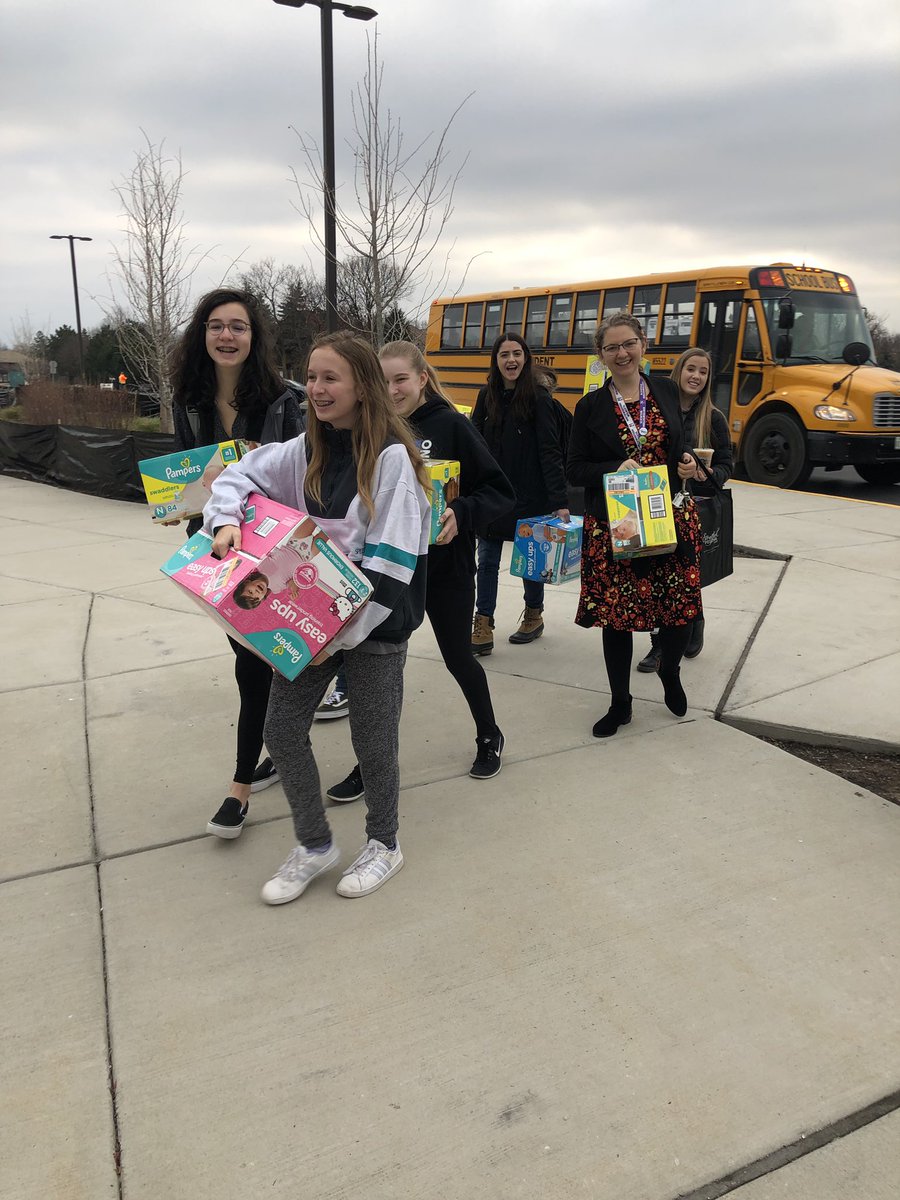 Thespians were helping to fill our boxes for Give-A-Thon this morning 📦 🎭 #donate #thespiansociety #give #service #babyitems #holiday #theatre #shsthespians #givingback #givingbacktothecommunity