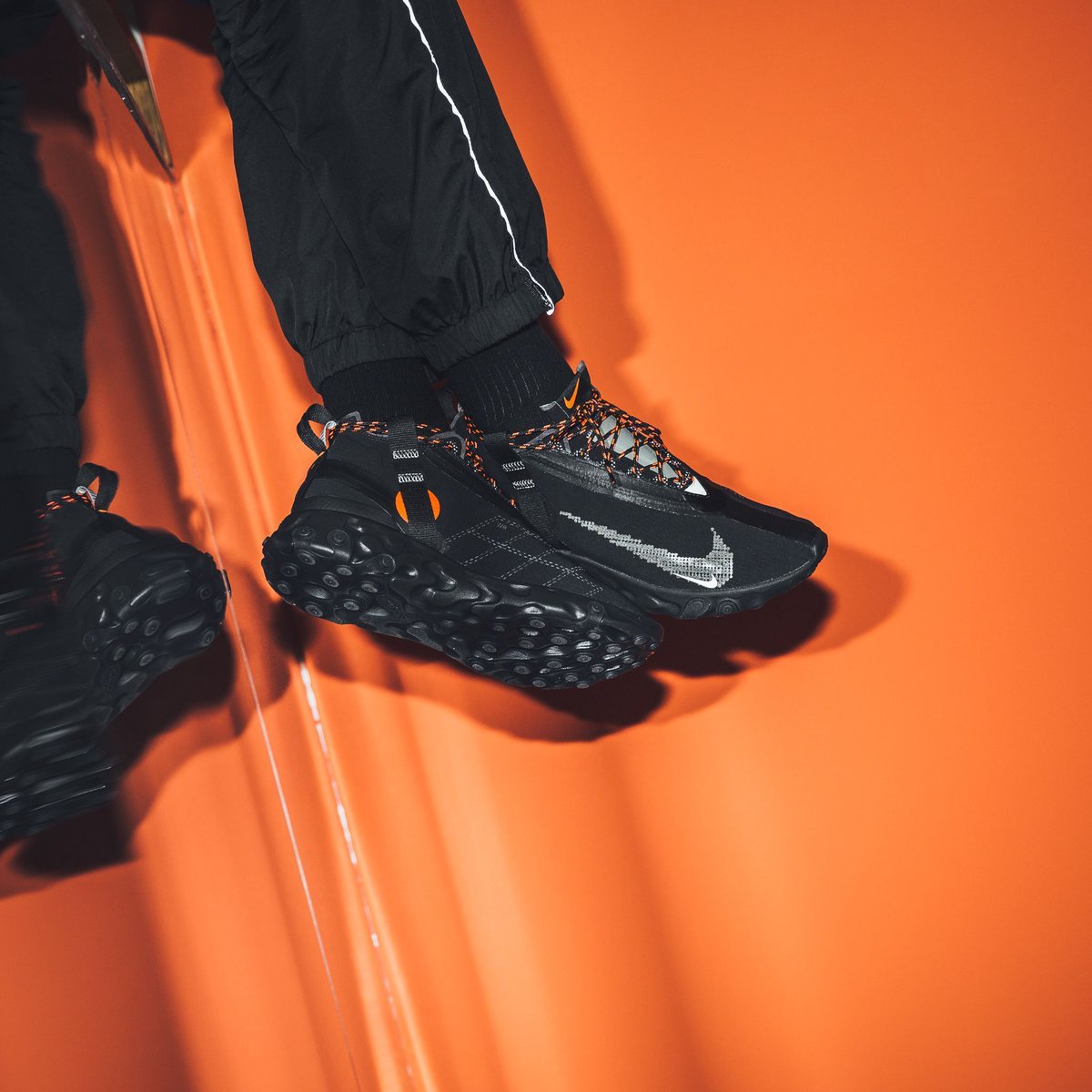 nike react mid black