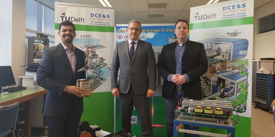 KIJKredactie's tweet photo. De winnaar van het beste tech-idee 2018 is de acculader op zonne-energie voor elektrische auto's! @EEMCS_TUD Zowel de jury als de KIJK-lezers waren erg enthousiast. Lees hier meer over het winnende idee: https://t.co/pKQmtvwDG1 https://t.co/yqhpjACmK1