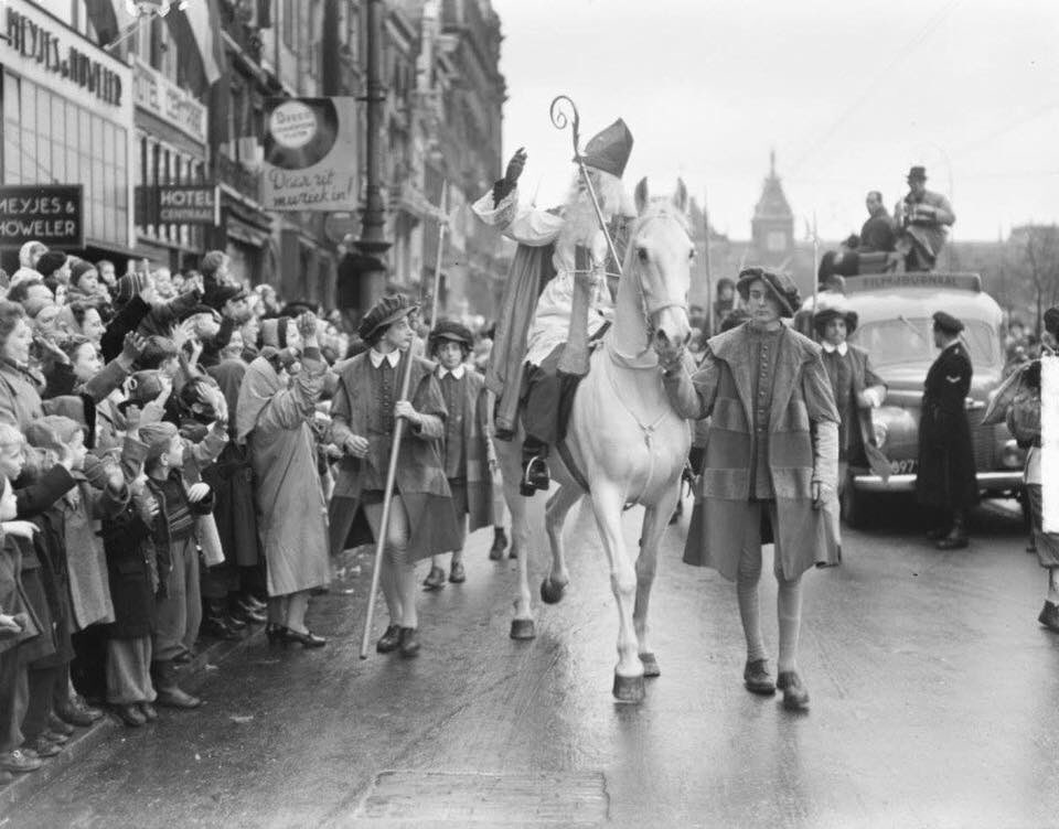 Intocht van Sinterklaas. Zo was het in de 50-er jaren. Wie kan me uitleggen wat er met die mooie traditie is gebeurd? En welke #aso's daar de hand in hebben gehad?