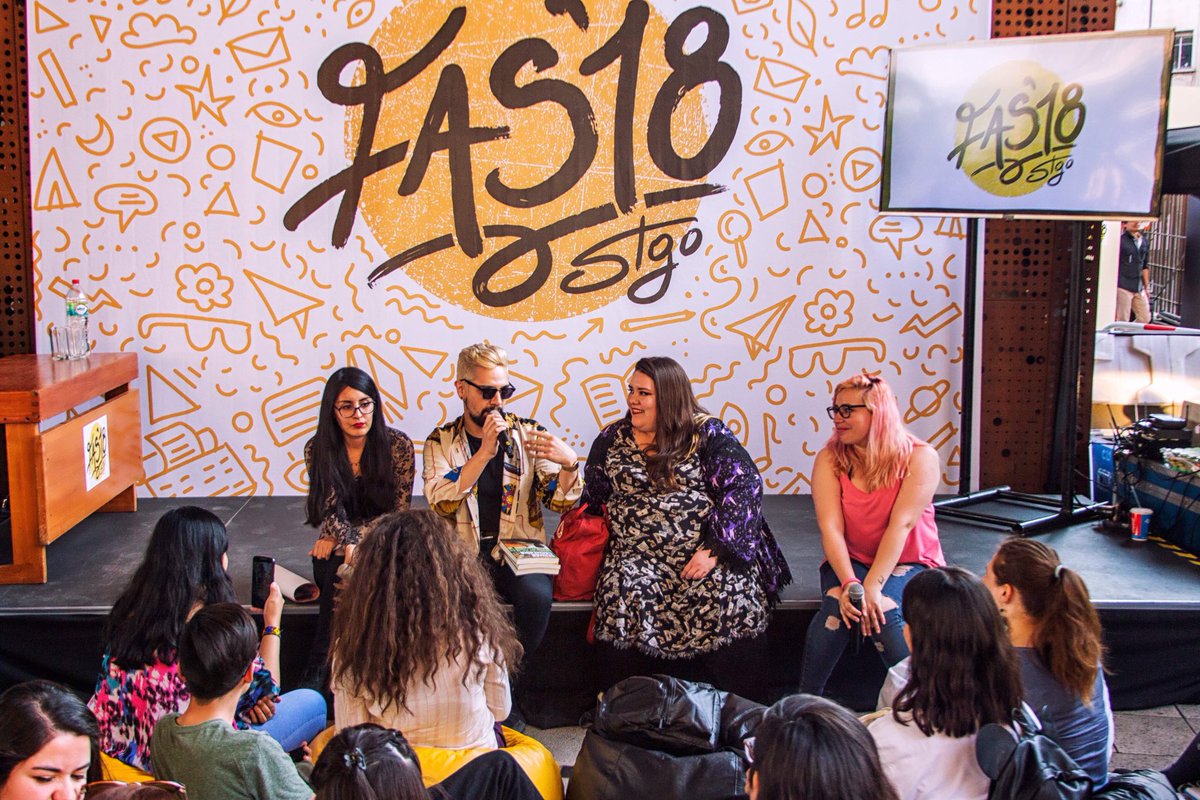 PlanetaLibrosCh's tweet photo. Los booktubers/bloggers también tuvieron su espacio en #FAS2018 ✍🏻 Poly, Laura, Caty y Yayo hablaron sobre la competencia entre YouTube e Instagram.
@poriland @sugarTian @CatherineLeFay @yayoforhim @festdeautores
#CreemosEnLosLibros #BooktubeIsNotDead 📚 https://t.co/GirTYMjPiF