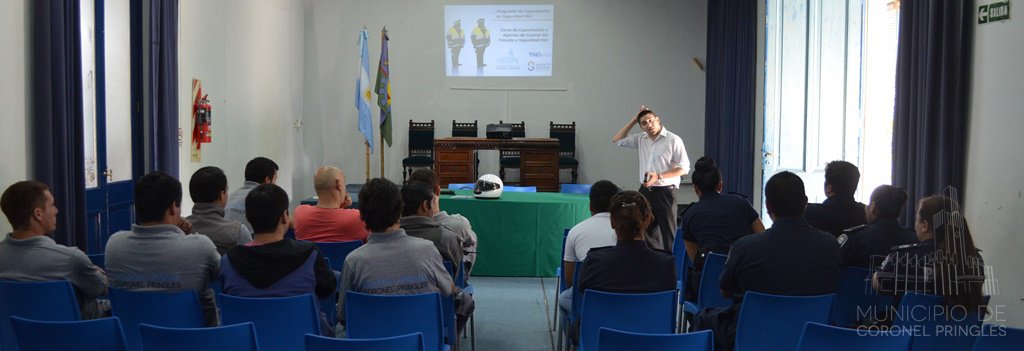 MunicipioCP's tweet photo. Guardia Urbana y Policía Comunal se capacitaron en seguridad vial.
La jornada estuvo a cargo de Fernando Capponi, Instructor en Seguridad Vial de la empresa Safety Group y tuvo lugar en la mañana de este miércoles en la Sala Dardo Rocha de Casa de Cultura. https://t.co/9uxFTfvEV2