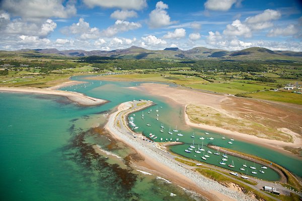 Rydym yn cydweithio gyda <a href="/visitceredigion/">Discover Ceredigion</a>, <a href="/VisitPembs/">Visit Pembrokeshire 🏴󠁧󠁢󠁷󠁬󠁳󠁿</a> a <a href="/prontomotorhome/">Pronto Motorhomes</a> i gynnig gwobr gwych o wythnos o wyliau mewn 'motorhome', yn darganfod y Ffordd Arfordir. Mae o'n gyfle arbennig felly os hoffwch drio, ewch yma:  visitsnowdonia.info/the_wales_way-… - pob lwc!