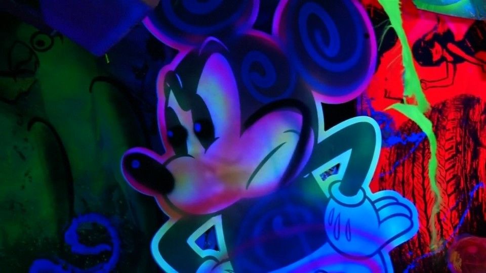 #MickeyMouse zelebrierte am Sonntag seine 90. Geburtstagsfeier! 🎉
Die Werke &amp; die Entwicklungsgeschichte der Maus werden noch bis zum 10. Februar in New York in der Ausstellung „Mickey Mouse: The True Original Exhibition” gezeigt. 🇺🇲️🏙️

buff.ly/2A4RJ65

#Mickey90