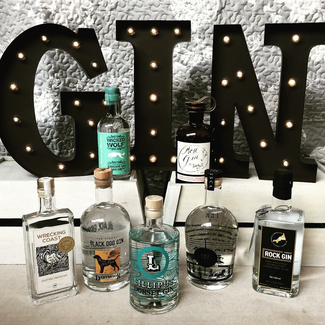 A selection of local gin, ready to create our brand new Gin Bar for our holiday lets... You’ll also see these gorgeous gins popping up in some of our Luxury Hampers!! Keep your eyes peeled for more 🥂#ginbar #gin #holidaylet #luxury #elegance #luxuryhomes #holidays #chinchin