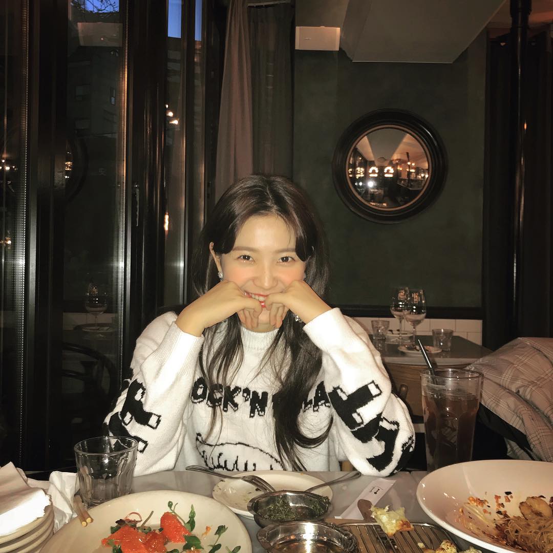 EmmaDelight93's tweet photo. Same age chingu 99 lines Chaeyoung and Yeri dinner date. 🐯🐢 🍓🍑 #YermChaeng #ChaeRi #99Lines #MaknaeLine
LOL I wonder if their parents #MiHyo and #WenRene approve their children's date. #TwiceVelvet https://t.co/H8Bxa9G3Dg