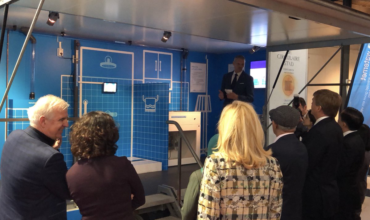 koninklijkhuis's tweet image. Koning Willem-Alexander brengt samen met de president van Singapore een bezoek aan @ProdockAdam. Deze innovatiehub voor startups stimuleert en faciliteert vernieuwing in de @portofamsterdam. #staatsbezoek #SGNL