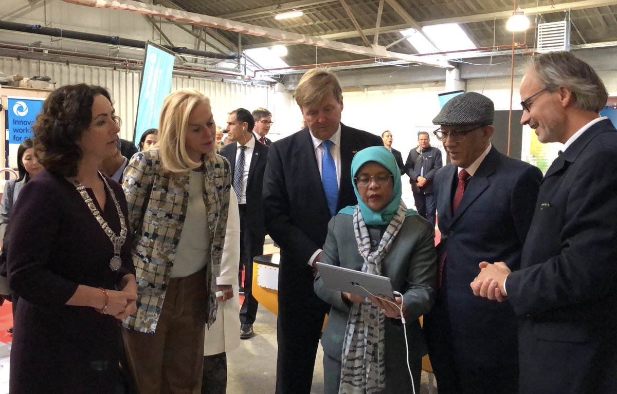 koninklijkhuis's tweet image. Koning Willem-Alexander brengt samen met de president van Singapore een bezoek aan @ProdockAdam. Deze innovatiehub voor startups stimuleert en faciliteert vernieuwing in de @portofamsterdam. #staatsbezoek #SGNL