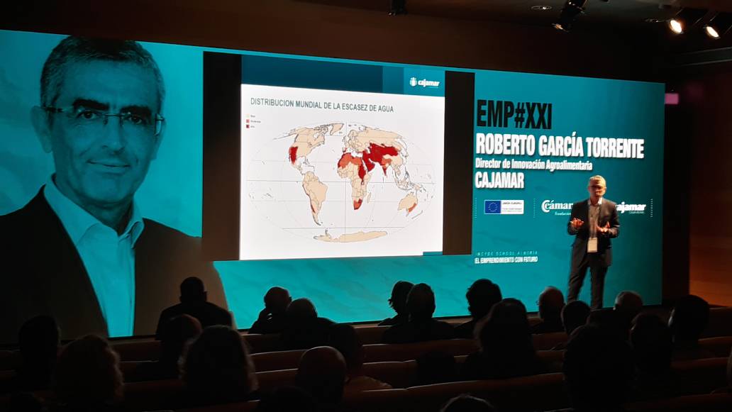 ADNAgroFood's tweet photo. Roberto García, director de Innovación Agroalimentaria @Cajamar, para producir un kilo de arroz se necesitan 1.250 litros de agua #EMPXXI #IncydeSchoolAlmería https://t.co/CmGz4l1oKk @FundacionINCYDE @ualmeria @pitalmeria @aytoalm @CamaraAlmeria https://t.co/KU5SUe8Tc2