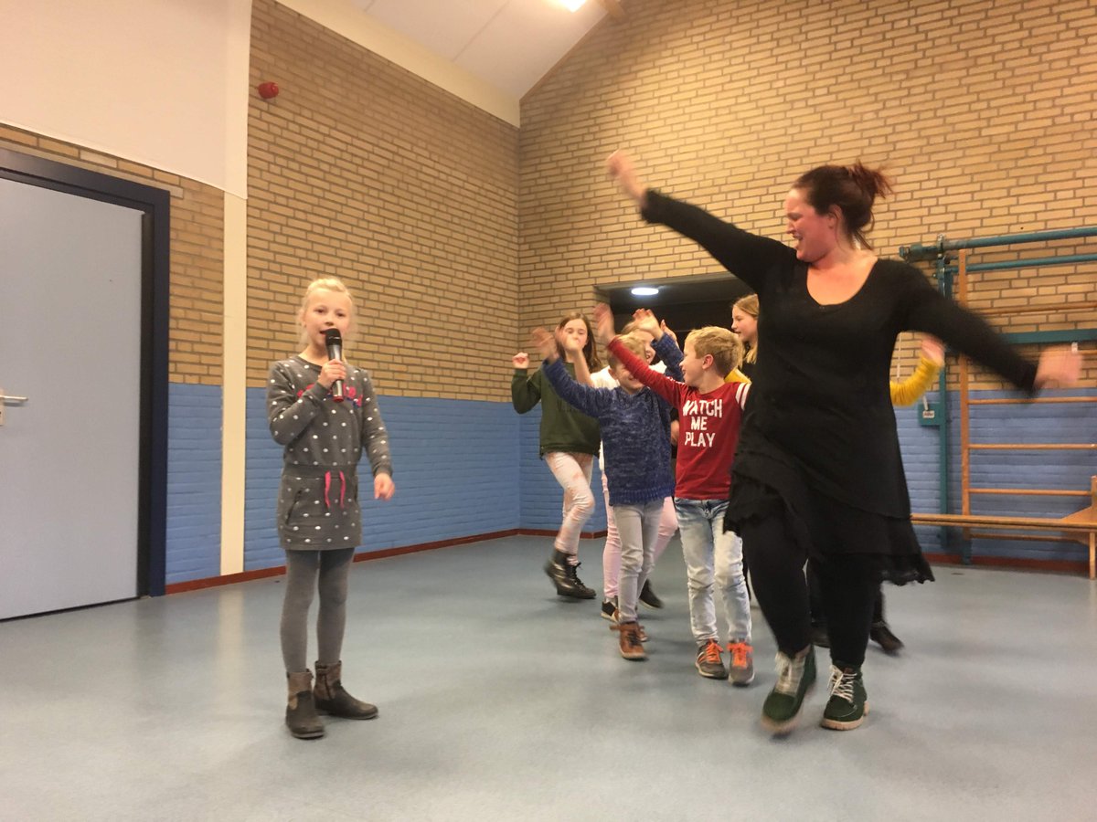 coen_jp's tweet photo. Op De Kiem dagen we kinderen uit in ons eigen Talent Ontwikkeling Programma (TOP!) Vandaag was de laatste workshop “solozang” en de kinderen lieten hun solo’s horen aan een echt publiek! https://t.co/TaYqv3iPht
