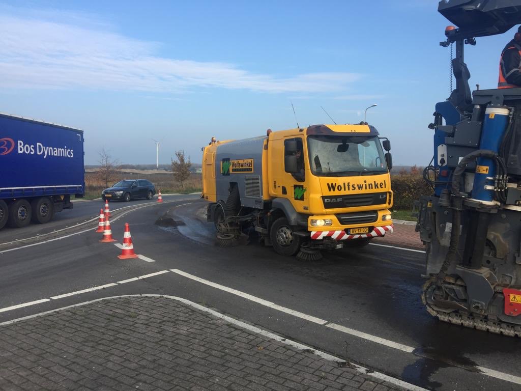 FlevoWegen's tweet photo. Vandaag is op de #Gooiseweg op een aantal plekken het asfalt vernieuwd zodat we ook hier veilig de winter in kunnen!  #werkaandeweg https://t.co/06X2CNS33N