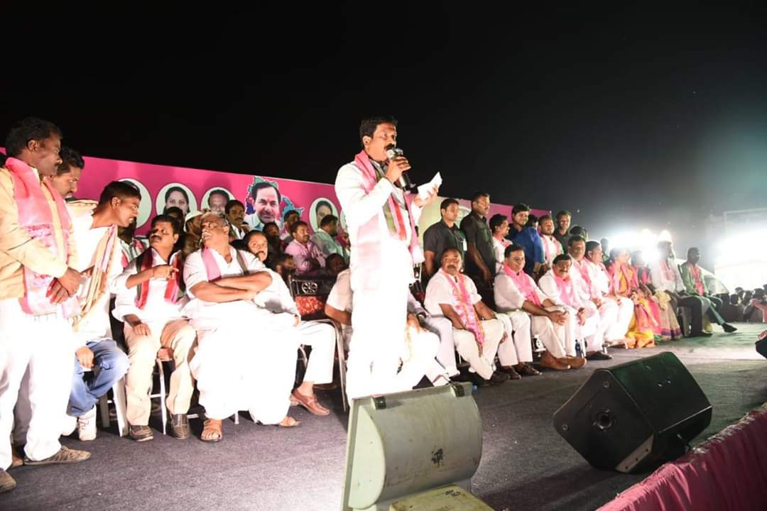 BRSparty's tweet photo. కొడంగల్ నియోజకవర్గం మద్దూర్ లో జరిగిన టీఆర్ఎస్ పార్టీ ఎన్నికల సభలో పాల్గొని ప్రసంగించిన మంత్రులు శ్రీ @KTRTRS, శ్రీ పట్నం మహేందర్ రెడ్డి మ��ియు కొడంగల్ నియోజకవర్గ టీఆర్ఎస్ పార్టీ అభ్యర్థి శ్రీ పట్నం నరేందర్ రెడ్డి.
#TelanganaWithKCR 
#PhirEkBaarKCR 
#VoteForCar https://t.co/TrF44iww6C