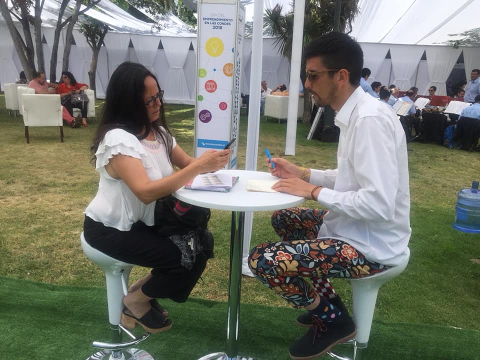 AHORA | Estamos en la Feria de Emprendimiento de la Municipalidad <a href="/lascondes/">Las Condes</a>. Estanislao Ramírez, nuestro ingeniero de proyectos, está entregando consejos a los emprendedores 👏👏