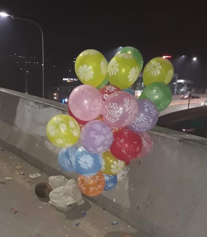 Syed_swabi's tweet photo. #Innocent_kid
@ImranKhanPTI , @MahmoodCMkpk , @ZiaBangashPTI 
See him on Hayatabad Flyover.
This child will make us accountable before Allah on Judgement day.
Please find help him.
We must have a system where no one should be like him. https://t.co/qQamab1e41